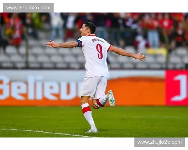 波兰足球联赛历史变迁与现代职业化发展趋势探讨深度解析全景观察